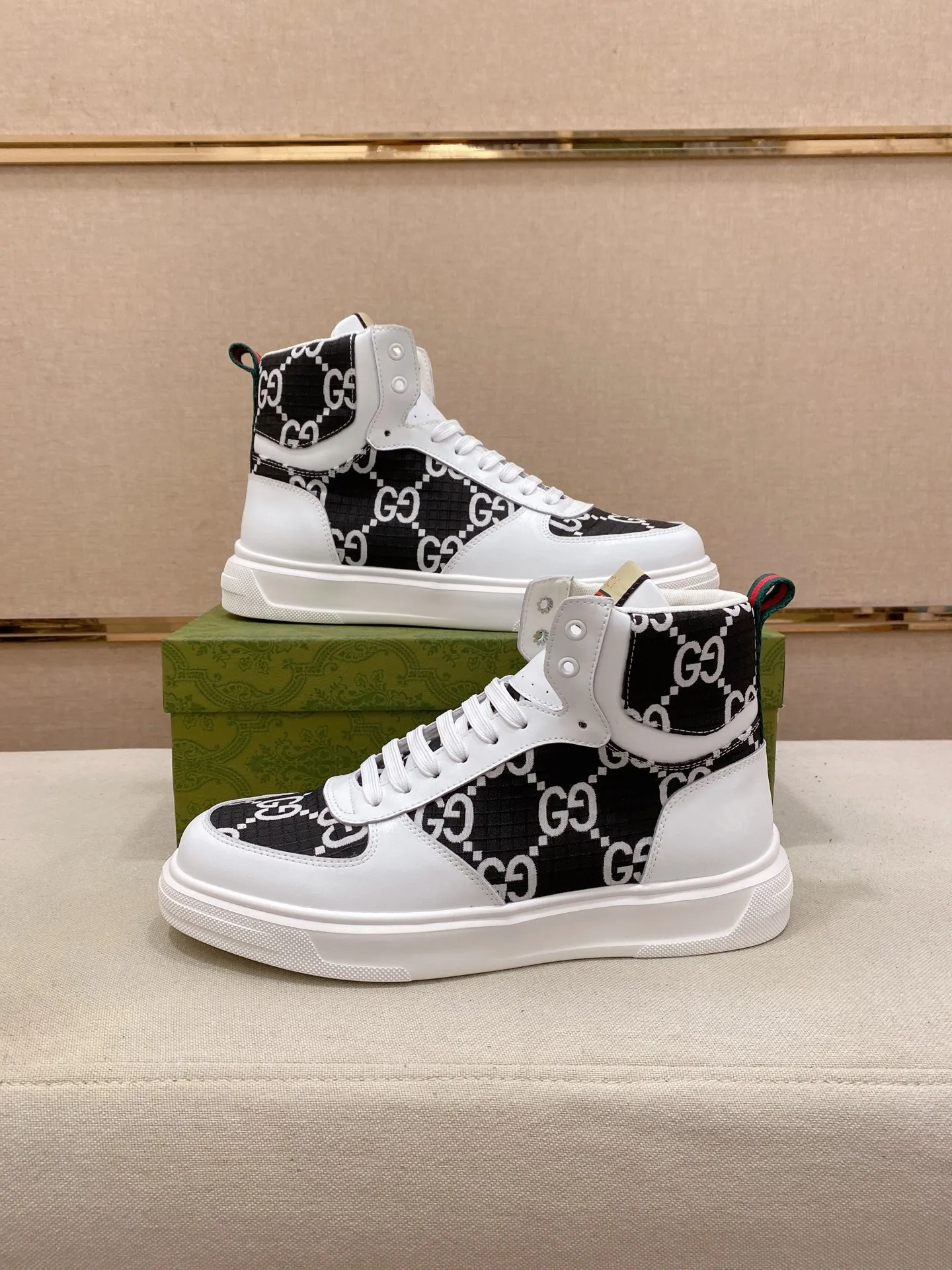 Men's clothing and shoes: 420💰 (GUCCI) The latest model from the official website🎁🎁Casual and fashionable men's shoes👟, hot style💥The version is simple and elegant, exclusive for trendy men. The unique latest brand elements from the official website👑Original Gucci decoration, fashionable and generous, the fabric is original cowhide ✅Mesh breathable lining, the official website specifies wear-resistant casual outsole, the classic model is taken in kind at the counter🎬38-44 (can be customized for 45 non-refundable)
